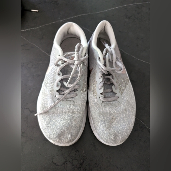 Nike Tennis Shoes - Picture 1 of 3